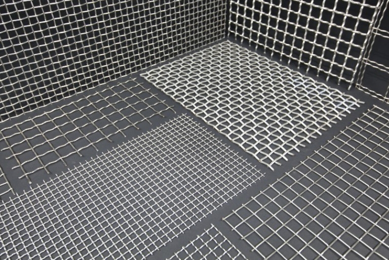 Lưới inox có dẫn điện không? Giải đáp từ góc nhìn kỹ thuật