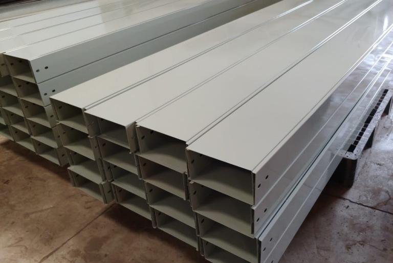 Chọn máng cáp mạ kẽm hay sơn tĩnh điện?