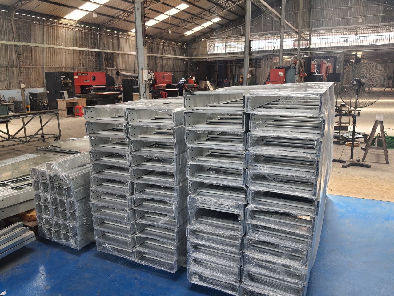 sản xuất máng cáp