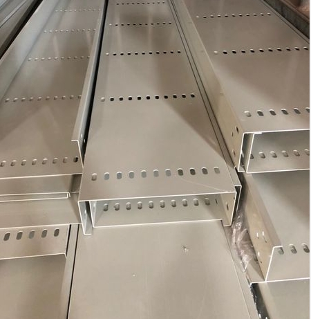 máng thép sơn tĩnh điện