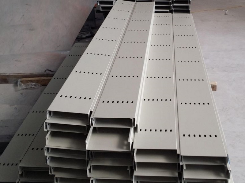 máng thép sơn tĩnh điện