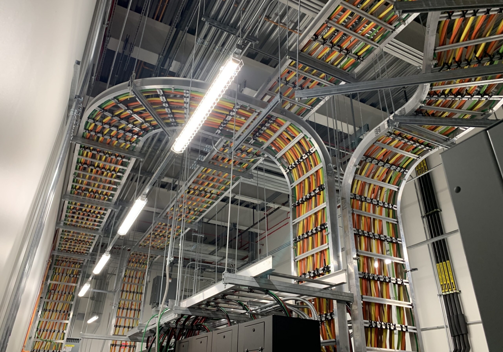 Thang máng cáp điện